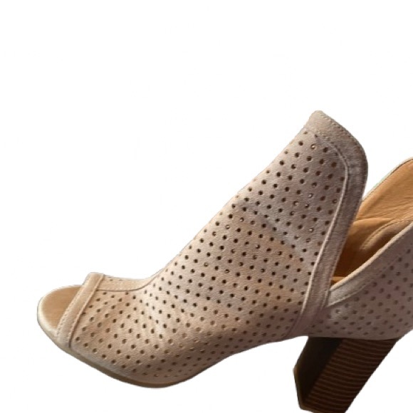 Cream Suede open toed shoe with Chunky Heel and Perforated Design - Picture 2 of 4